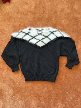 VINTAGE BLACK ADN WHITE STRIPED SWEATER
